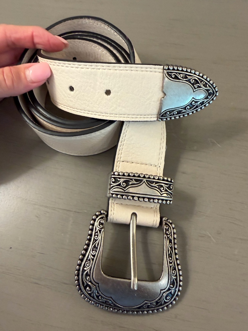 VINCE CAMUTO Western Style Belt White Leather Women’s Size XL Engraved Buckle